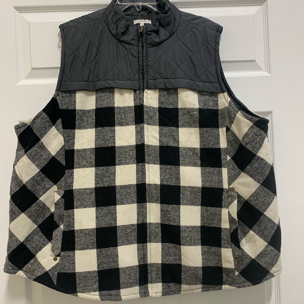 Brand new with tags black/white Maurices 3x vest